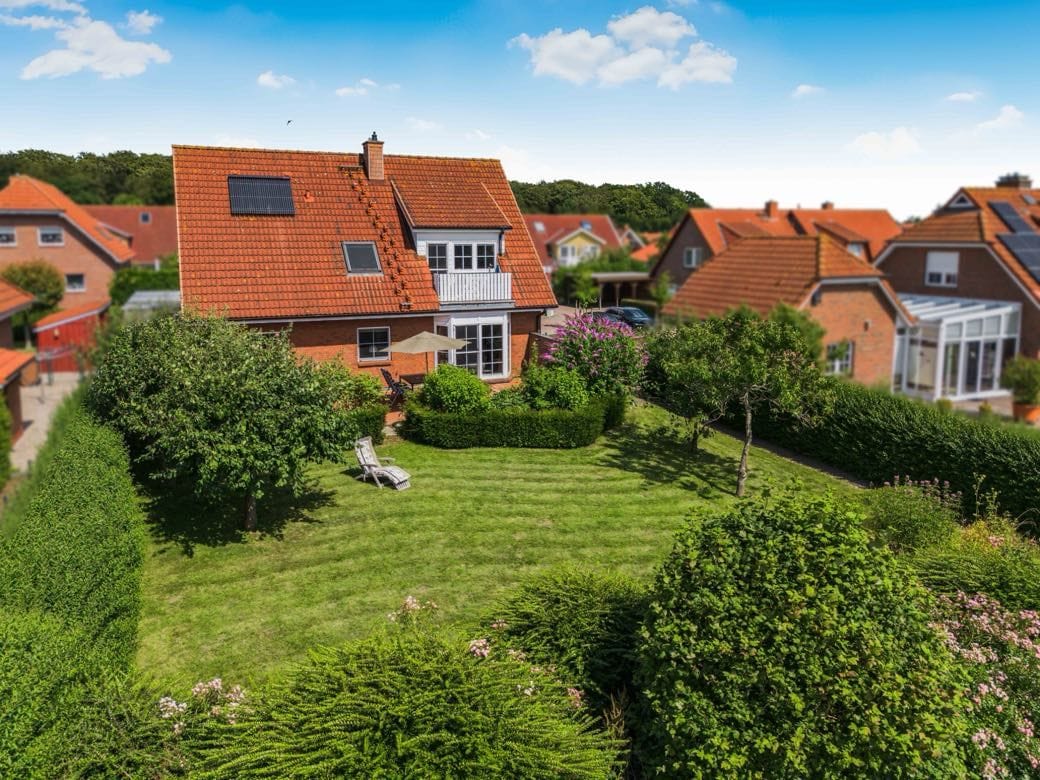 Wohnhaus mit Garten aus der Luft