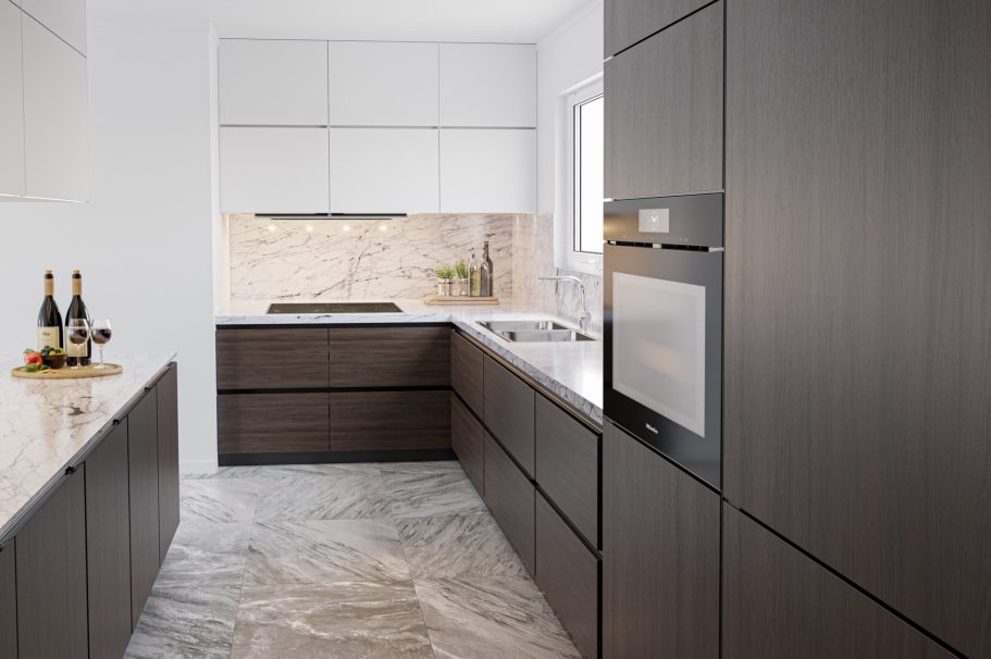 Moderne Küche mit Holzfronten, hellen Wänden und eleganten Geräten.