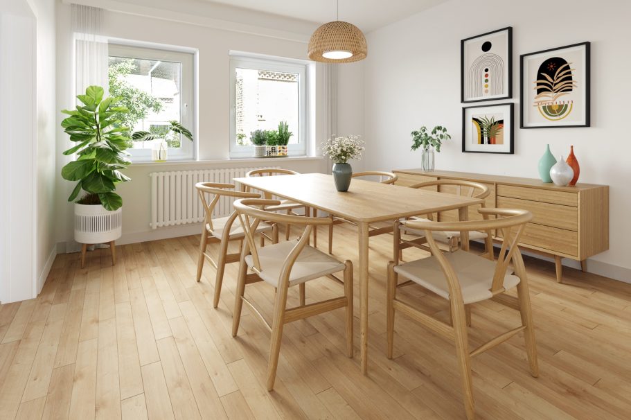 Heller Essbereich mit Holztisch, Stühlen, Pflanzen und dekorativen Bildern an der Wand.