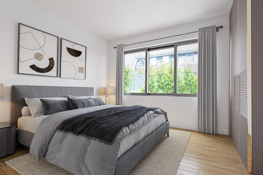 Modern Schlafzimmer mit grauer Bettwäsche, großen Fenstern und minimalistischer Dekoration.