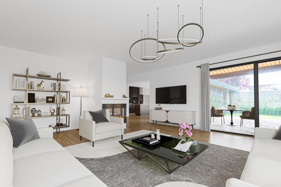 Modernes Wohnzimmer mit weißen Möbeln, großflächigem Teppich und Blick auf den Garten.